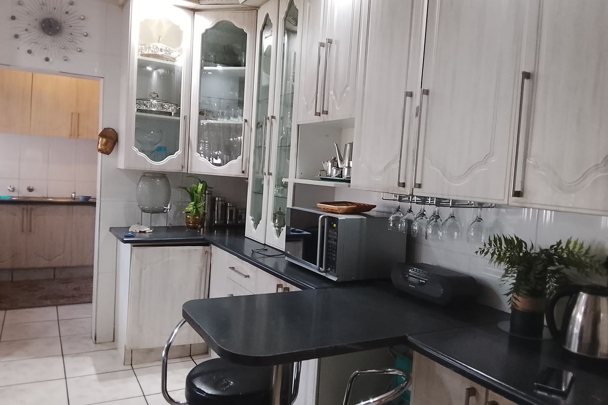 Specious family home with flatlet, borehole and entertainment area - Photo 5