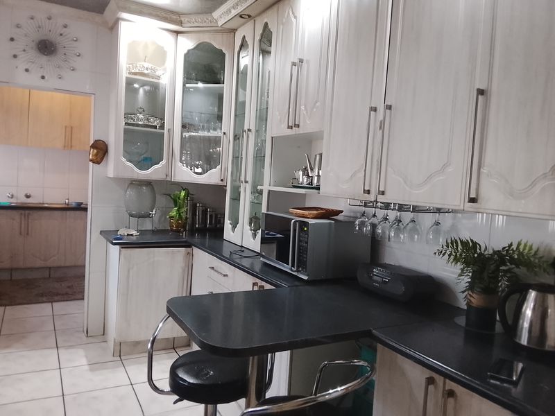 Specious family home with flatlet, borehole and entertainment area - Photo 5