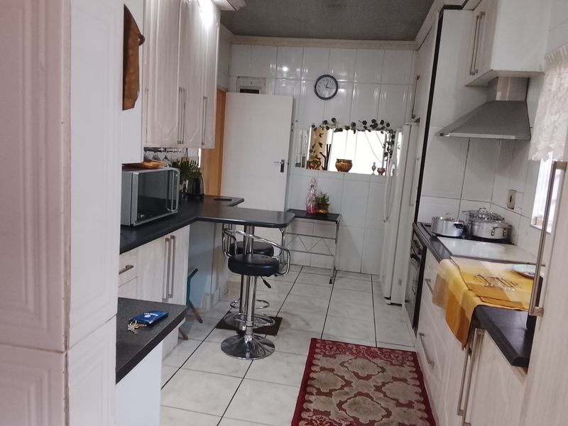 Specious family home with flatlet, borehole and entertainment area - Photo 7