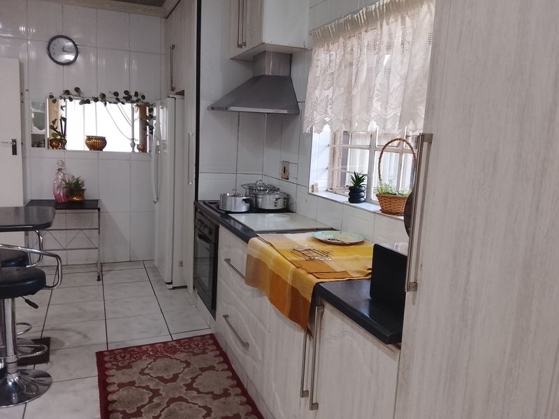 Specious family home with flatlet, borehole and entertainment area - Photo 6