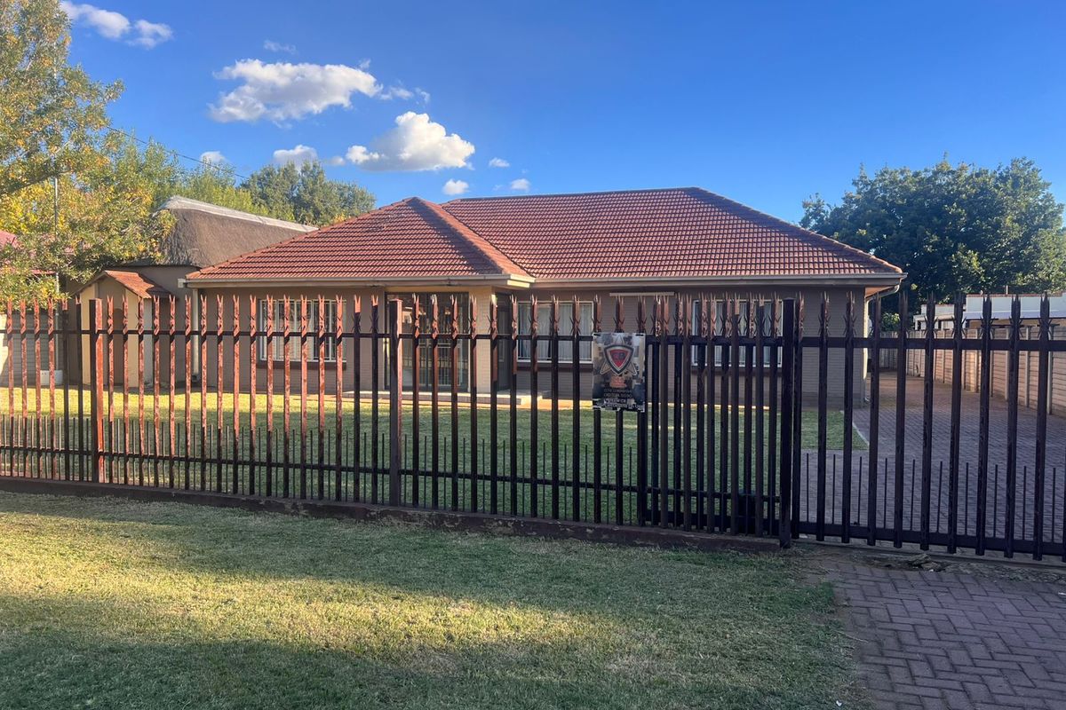 Charming Family Home with Entertainment Lapa & Ample Garaging in Three Rivers - Photo 3