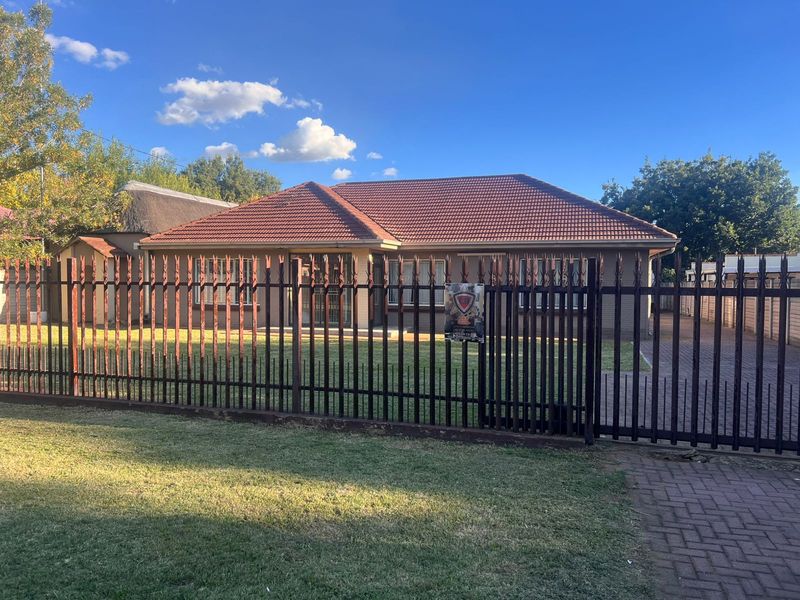 Charming Family Home with Entertainment Lapa & Ample Garaging in Three Rivers - Photo 3