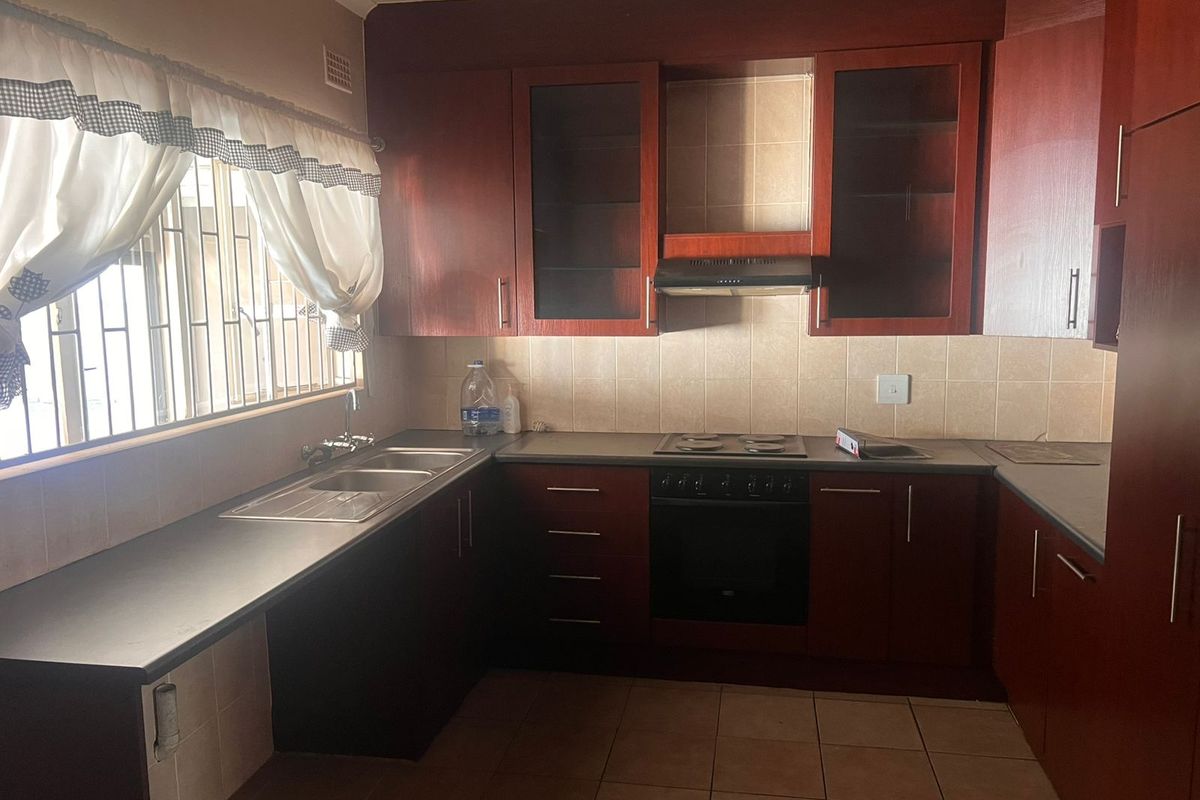 Charming Family Home with Entertainment Lapa & Ample Garaging in Three Rivers - Photo 2