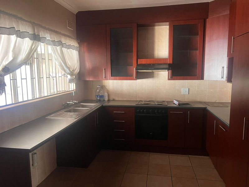 Charming Family Home with Entertainment Lapa & Ample Garaging in Three Rivers - Photo 2