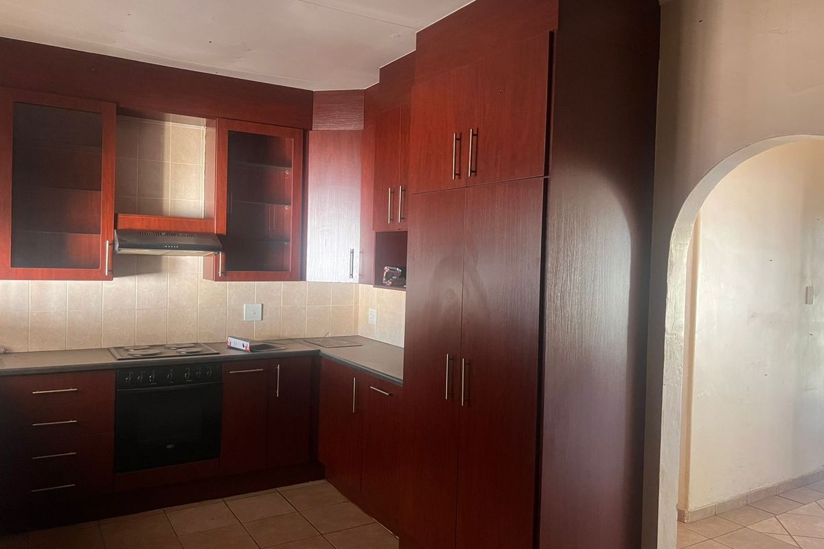 Charming Family Home with Entertainment Lapa & Ample Garaging in Three Rivers - Photo 5