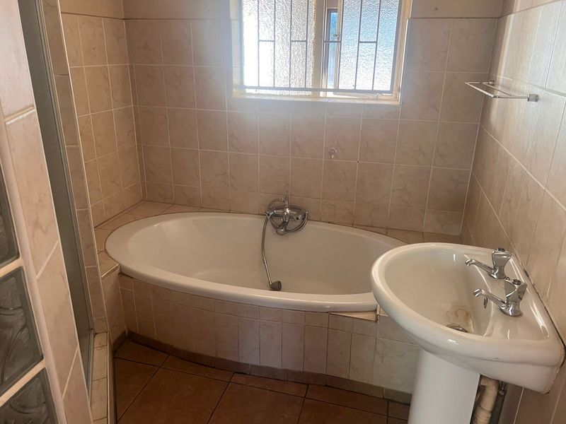 Charming Family Home with Entertainment Lapa & Ample Garaging in Three Rivers - Photo 1