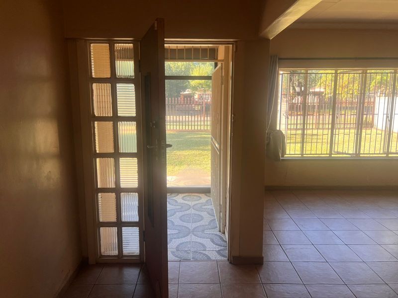 Charming Family Home with Entertainment Lapa & Ample Garaging in Three Rivers - Photo 10