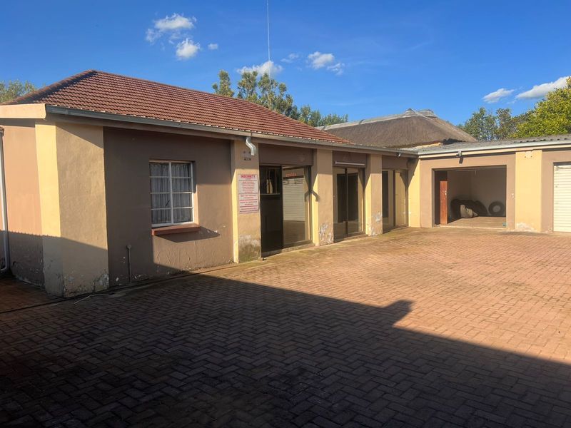 Charming Family Home with Entertainment Lapa & Ample Garaging in Three Rivers - Photo 8