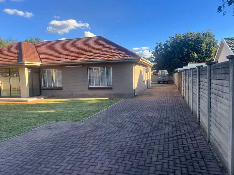 Charming Family Home with Entertainment Lapa & Ample Garaging in Three Rivers - Photo 7