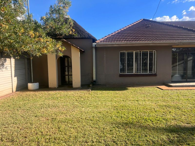 Charming Family Home with Entertainment Lapa & Ample Garaging in Three Rivers - Photo 6