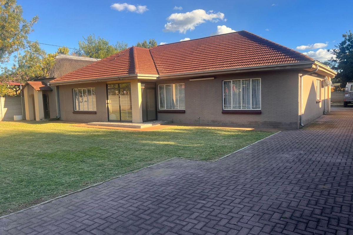 Charming Family Home with Entertainment Lapa & Ample Garaging in Three Rivers - Photo 4
