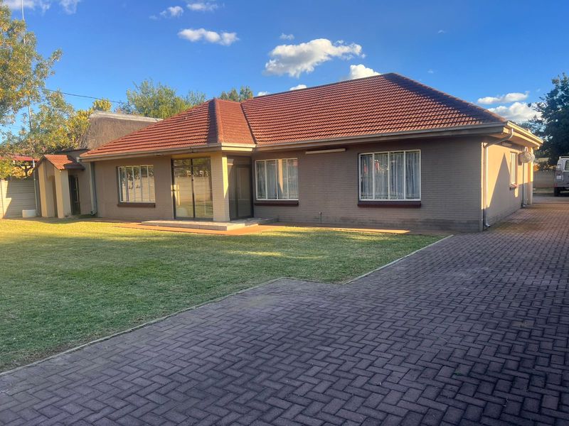 Charming Family Home with Entertainment Lapa & Ample Garaging in Three Rivers - Photo 4