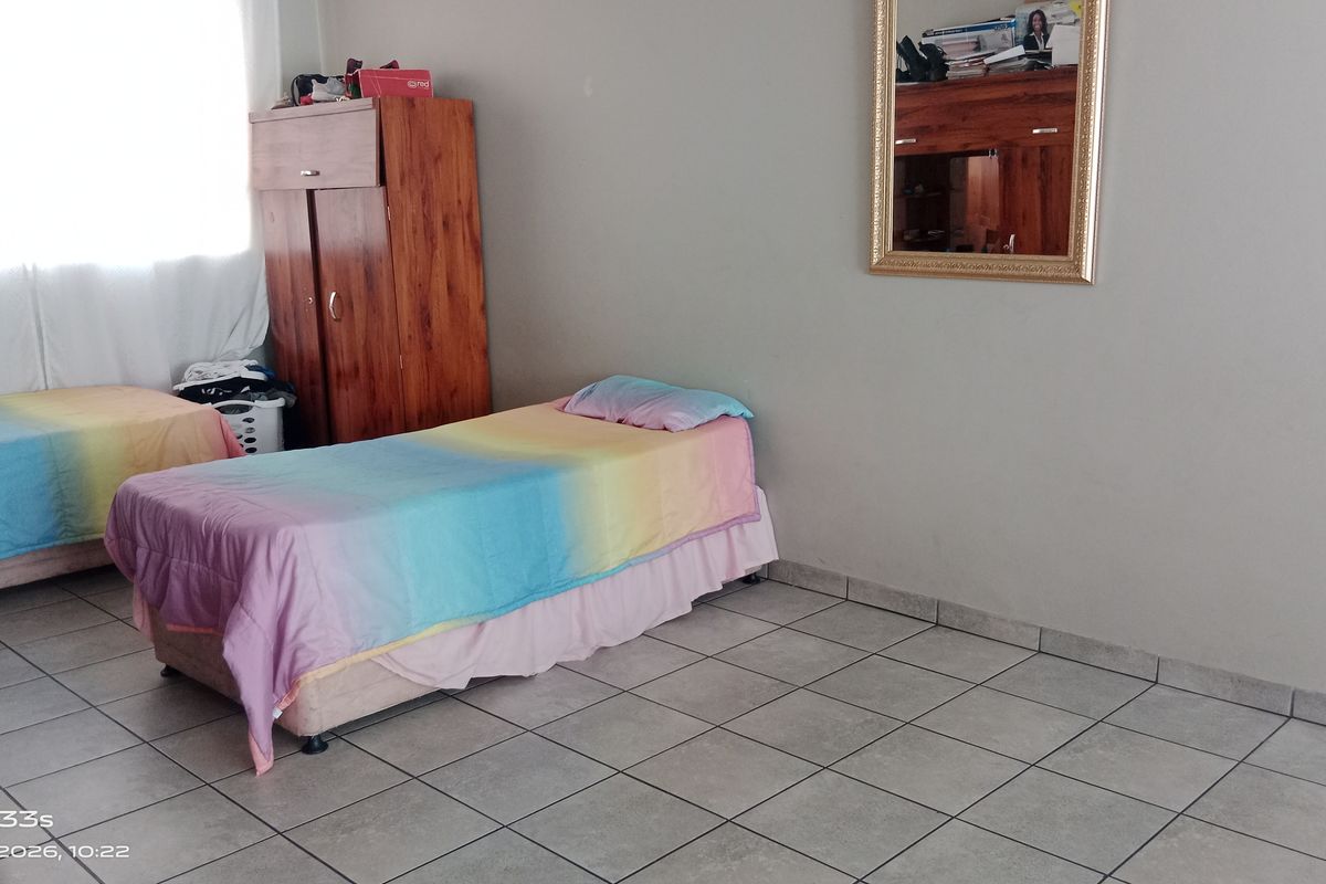 Modern & Convenient 1-Bedroom Flat in the Heart of Vereeniging CBD - Photo 2