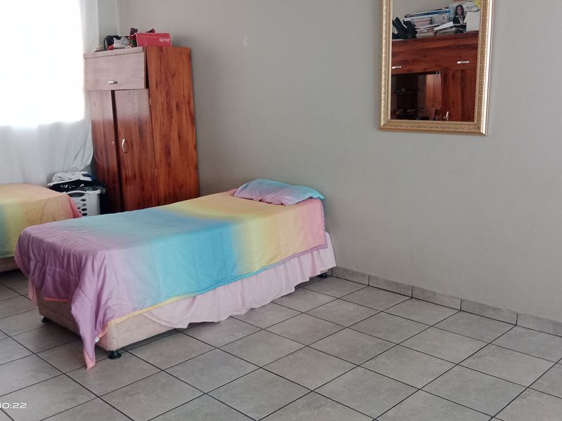 Modern & Convenient 1-Bedroom Flat in the Heart of Vereeniging CBD - Photo 2