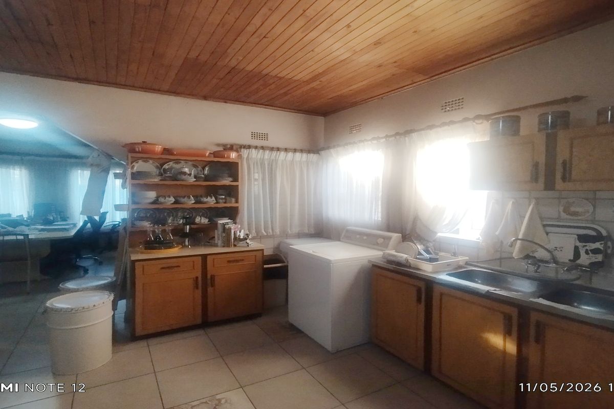 Spacious Family Home with Pool & Flatlet in Sonland Park - Photo 3