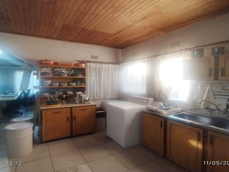 Spacious Family Home with Pool & Flatlet in Sonland Park - Photo 3
