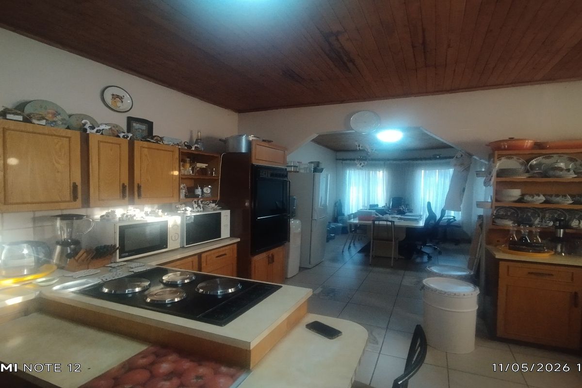 Spacious Family Home with Pool & Flatlet in Sonland Park - Photo 4