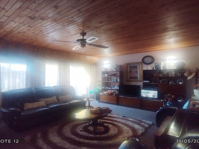Spacious Family Home with Pool & Flatlet in Sonland Park - Photo 7