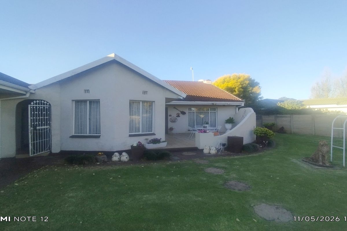 Spacious Family Home with Pool & Flatlet in Sonland Park - Photo 2
