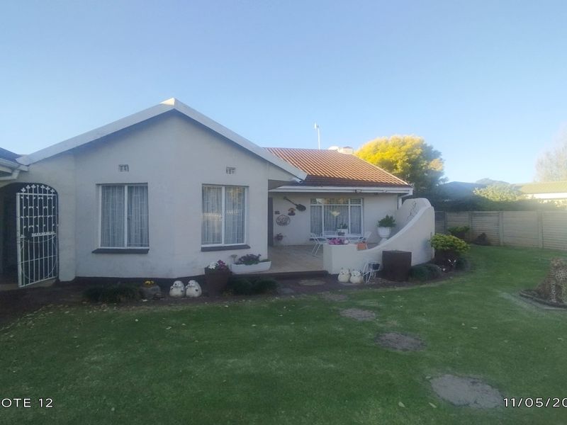 Spacious Family Home with Pool & Flatlet in Sonland Park - Photo 2
