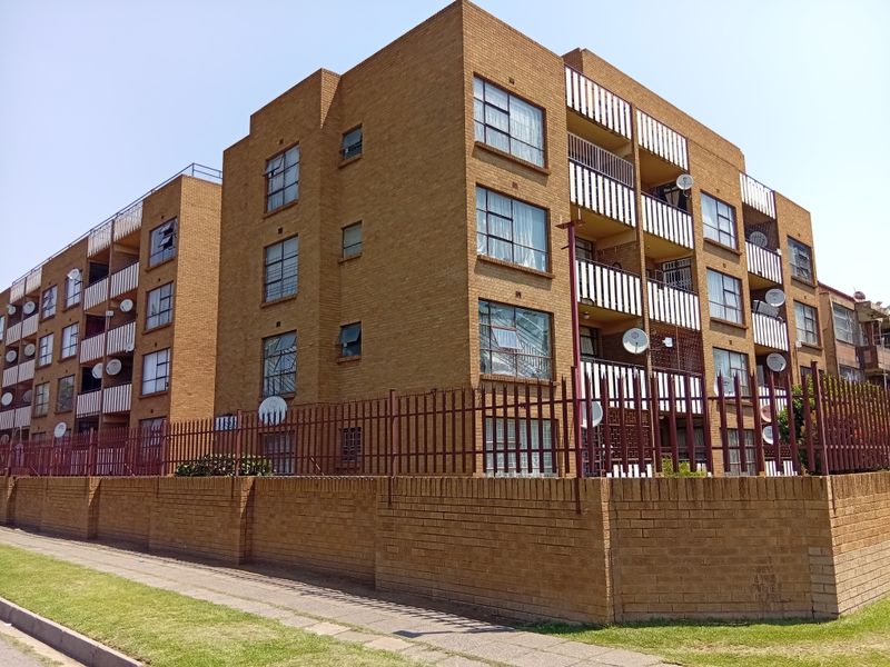 🌆 Stylish CBD Living – Spacious 3-Bedroom Flat with Balcony in the Heart of Vereeniging! - Photo 1