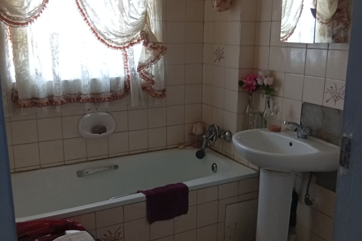 🌆 Stylish CBD Living – Spacious 3-Bedroom Flat with Balcony in the Heart of Vereeniging! - Photo 2