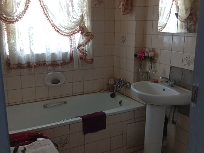 🌆 Stylish CBD Living – Spacious 3-Bedroom Flat with Balcony in the Heart of Vereeniging! - Photo 2