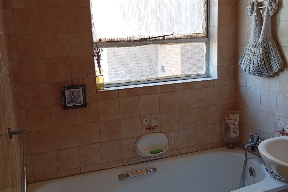 🌆 Stylish CBD Living – Spacious 3-Bedroom Flat with Balcony in the Heart of Vereeniging! - Photo 3