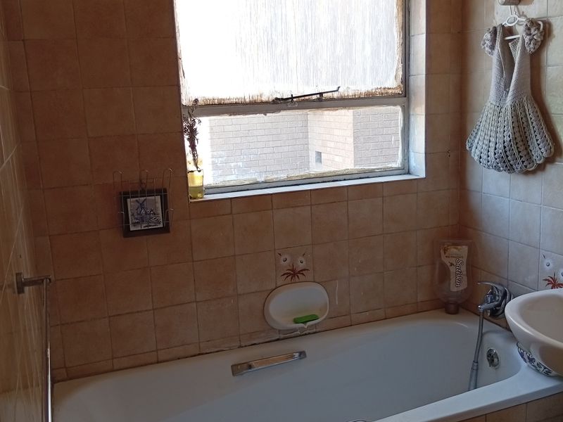 🌆 Stylish CBD Living – Spacious 3-Bedroom Flat with Balcony in the Heart of Vereeniging! - Photo 3