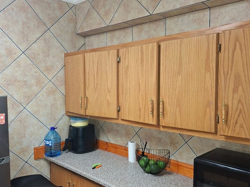✨ Stylish & Convenient 2-Bedroom Flat in the Heart of Vereeniging CBD ✨ - Photo 3