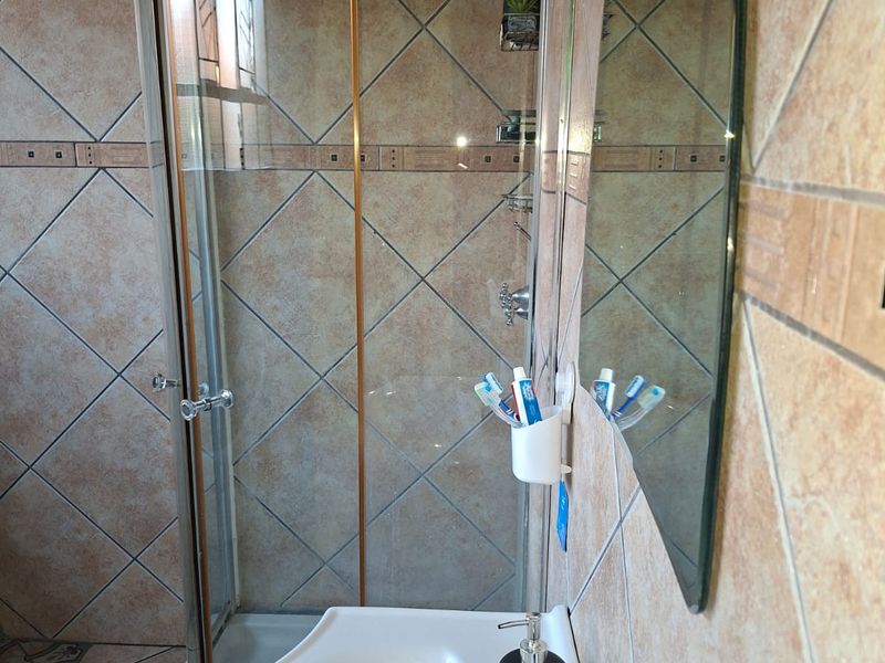 ✨ Stylish & Convenient 2-Bedroom Flat in the Heart of Vereeniging CBD ✨ - Photo 1