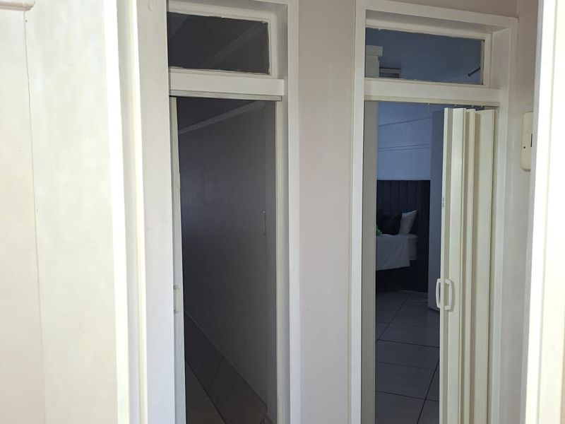 ✨ Stylish & Convenient 2-Bedroom Flat in the Heart of Vereeniging CBD ✨ - Photo 9