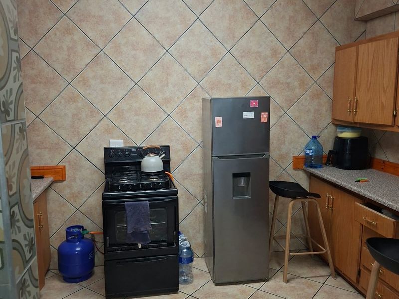✨ Stylish & Convenient 2-Bedroom Flat in the Heart of Vereeniging CBD ✨ - Photo 7