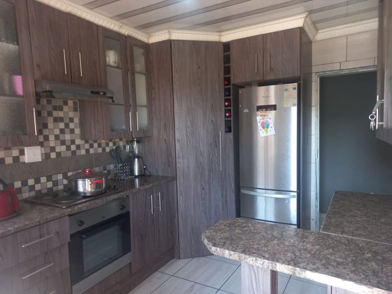 3 Bedroom - Photo 5