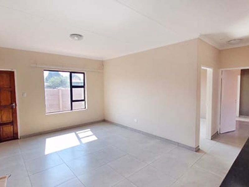 Ultra-Modern Townhouse in Secure Complex – Pet Friendly with Private Garden & Double Garage - Photo 5