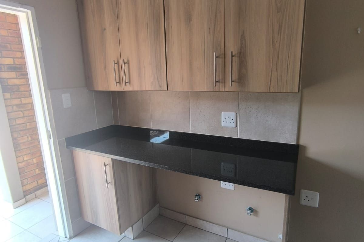Ultra-Modern Townhouse in Secure Complex – Pet Friendly with Private Garden & Double Garage - Photo 4