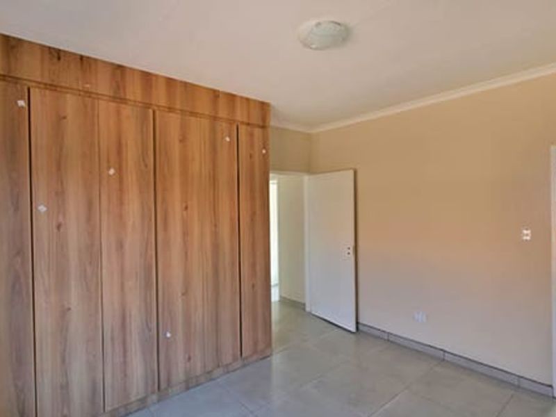 Ultra-Modern Townhouse in Secure Complex – Pet Friendly with Private Garden & Double Garage - Photo 9