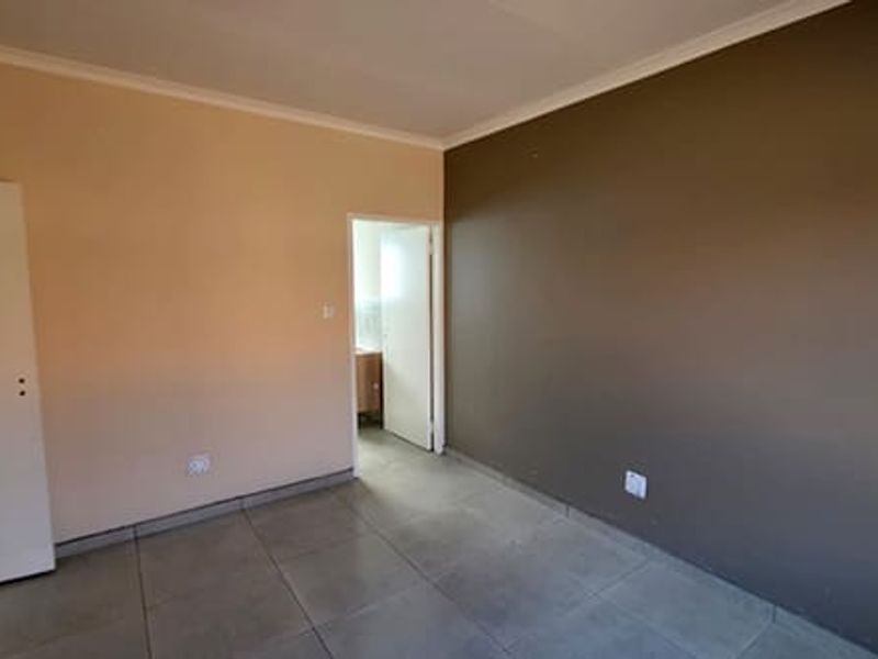 Ultra-Modern Townhouse in Secure Complex – Pet Friendly with Private Garden & Double Garage - Photo 8