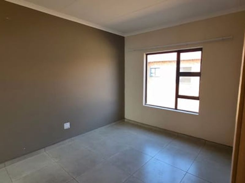 Ultra-Modern Townhouse in Secure Complex – Pet Friendly with Private Garden & Double Garage - Photo 7