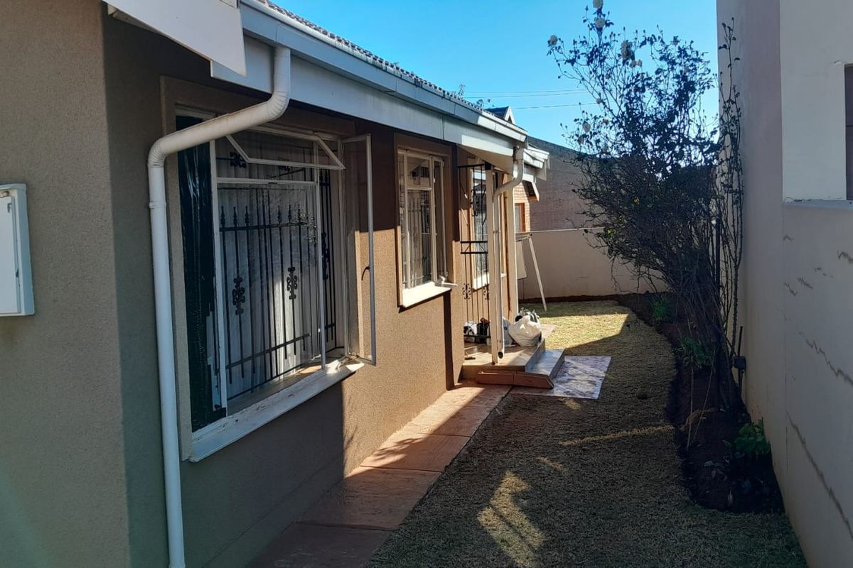 Neat & Secure Family Home in Sebokeng Zone 14 - Photo 2