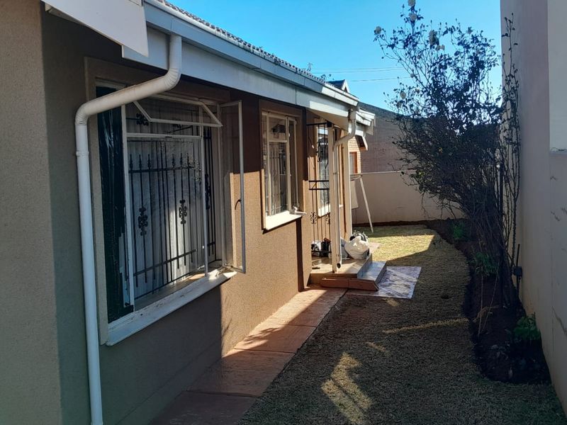 Neat & Secure Family Home in Sebokeng Zone 14 - Photo 2