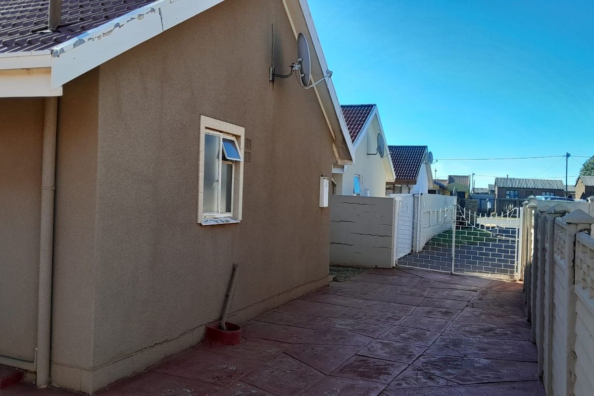 Neat & Secure Family Home in Sebokeng Zone 14 - Photo 3