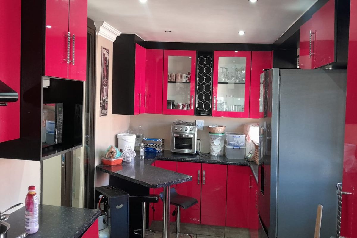 Neat & Secure Family Home in Sebokeng Zone 14 - Photo 5