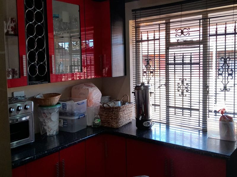 Neat & Secure Family Home in Sebokeng Zone 14 - Photo 6