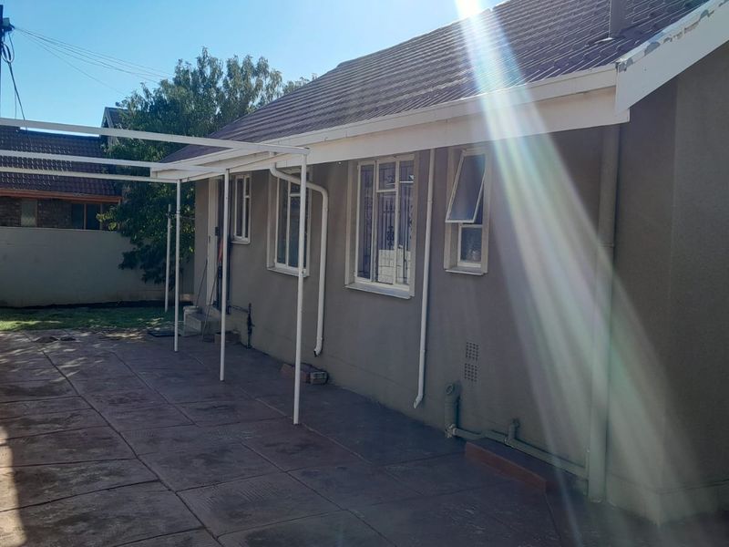 Neat & Secure Family Home in Sebokeng Zone 14 - Photo 4