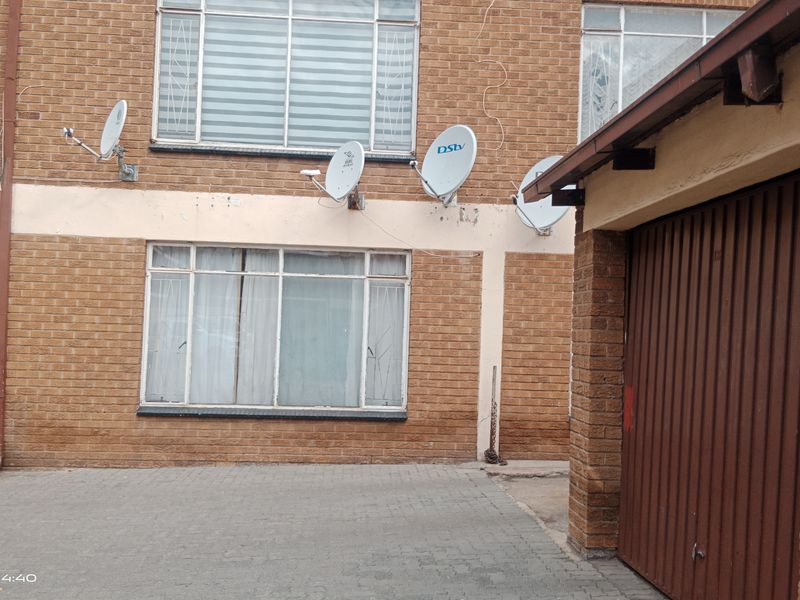 ✨ Stylish Bachelor’s Flat in the Heart of Vereeniging CBD – Perfect Urban Living - Photo 1