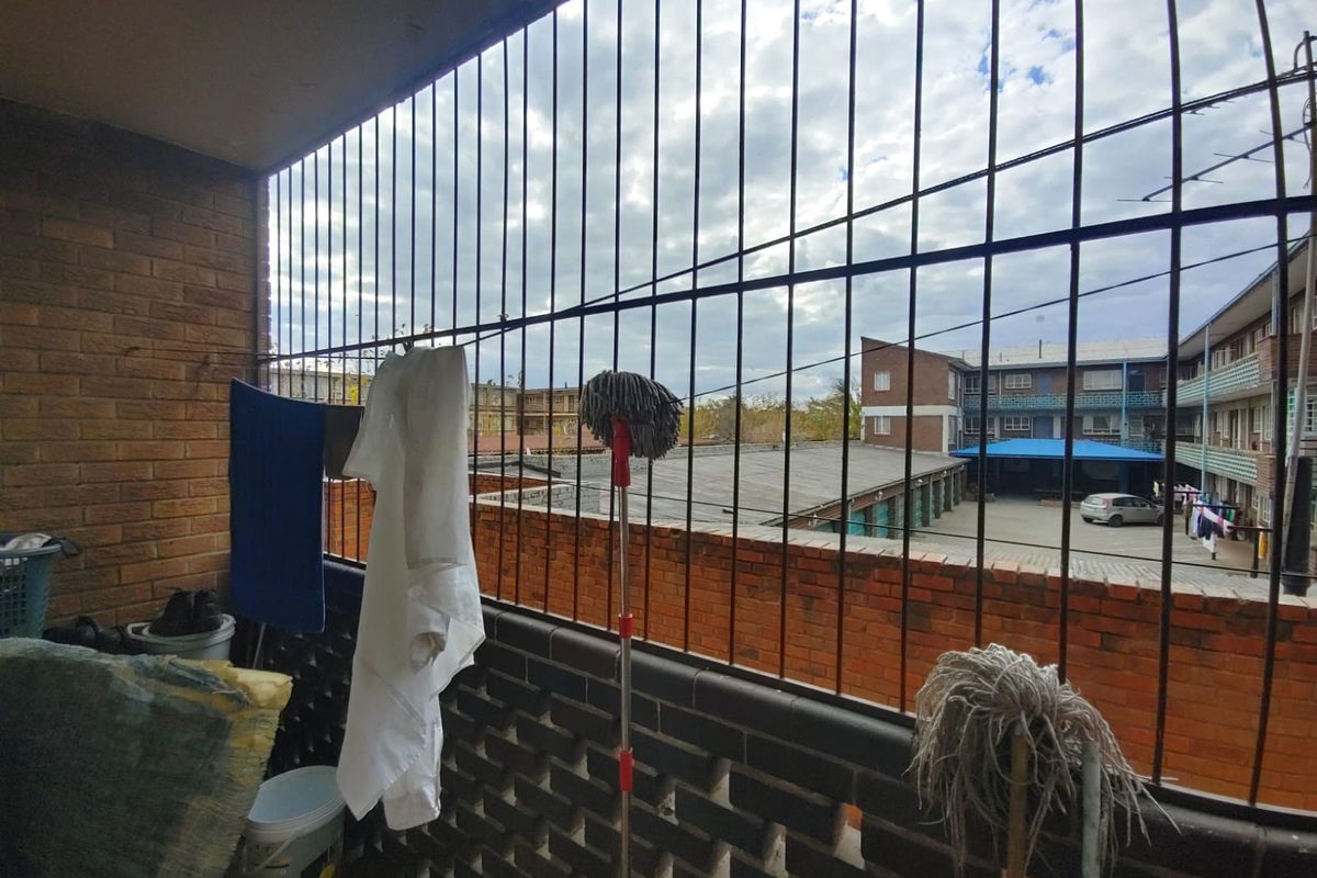 🌇 Modern 1-Bedroom Flat with Balcony in the Heart of Vereeniging CBD - Photo 5