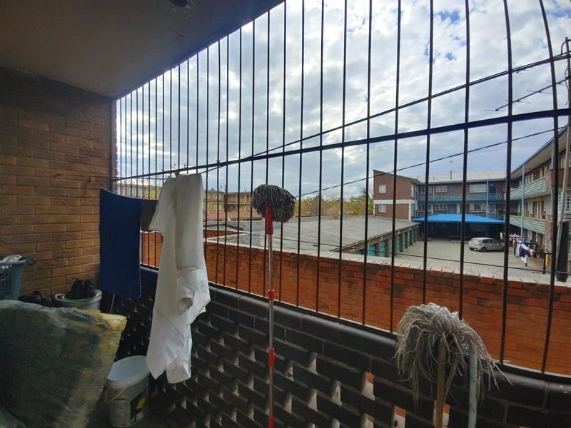 🌇 Modern 1-Bedroom Flat with Balcony in the Heart of Vereeniging CBD - Photo 5