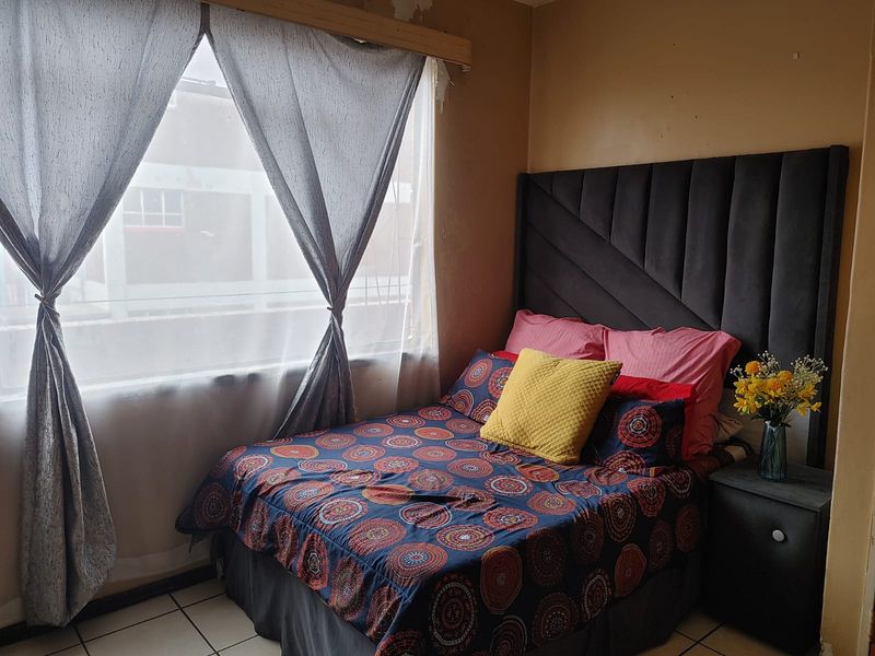 🌇 Modern 1-Bedroom Flat with Balcony in the Heart of Vereeniging CBD - Photo 1