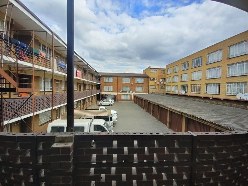 🌇 Modern 1-Bedroom Flat with Balcony in the Heart of Vereeniging CBD - Photo 9
